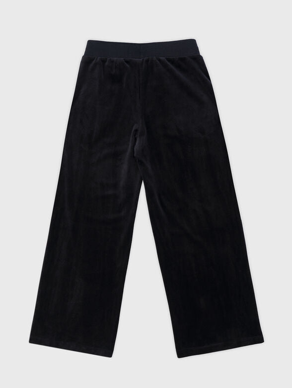 Плюшен панталон в черно Guess