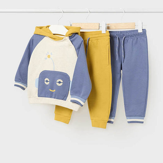 Спортен комплект за момче от три части MAYORAL