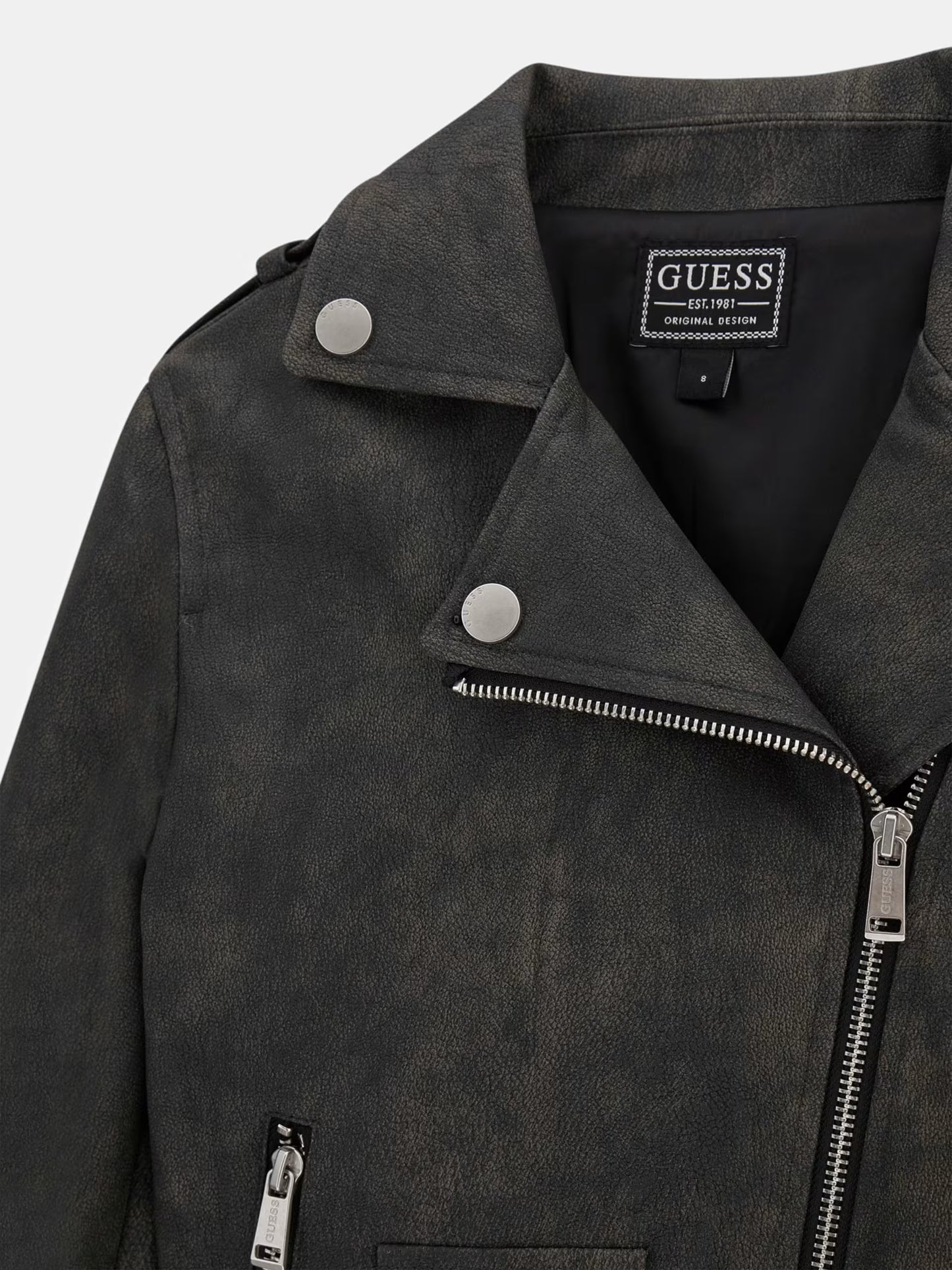 Яке за момиче Guess