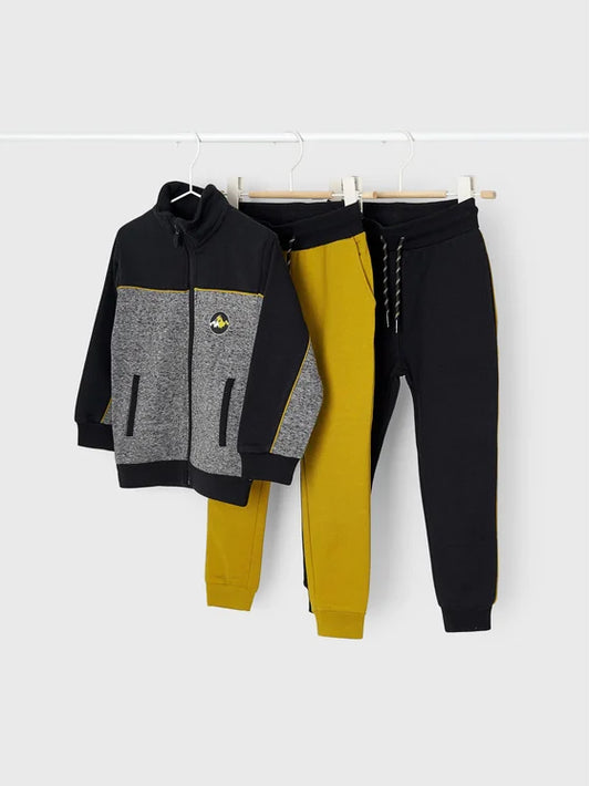 Спортен комплект за момче от три части MAYORAL